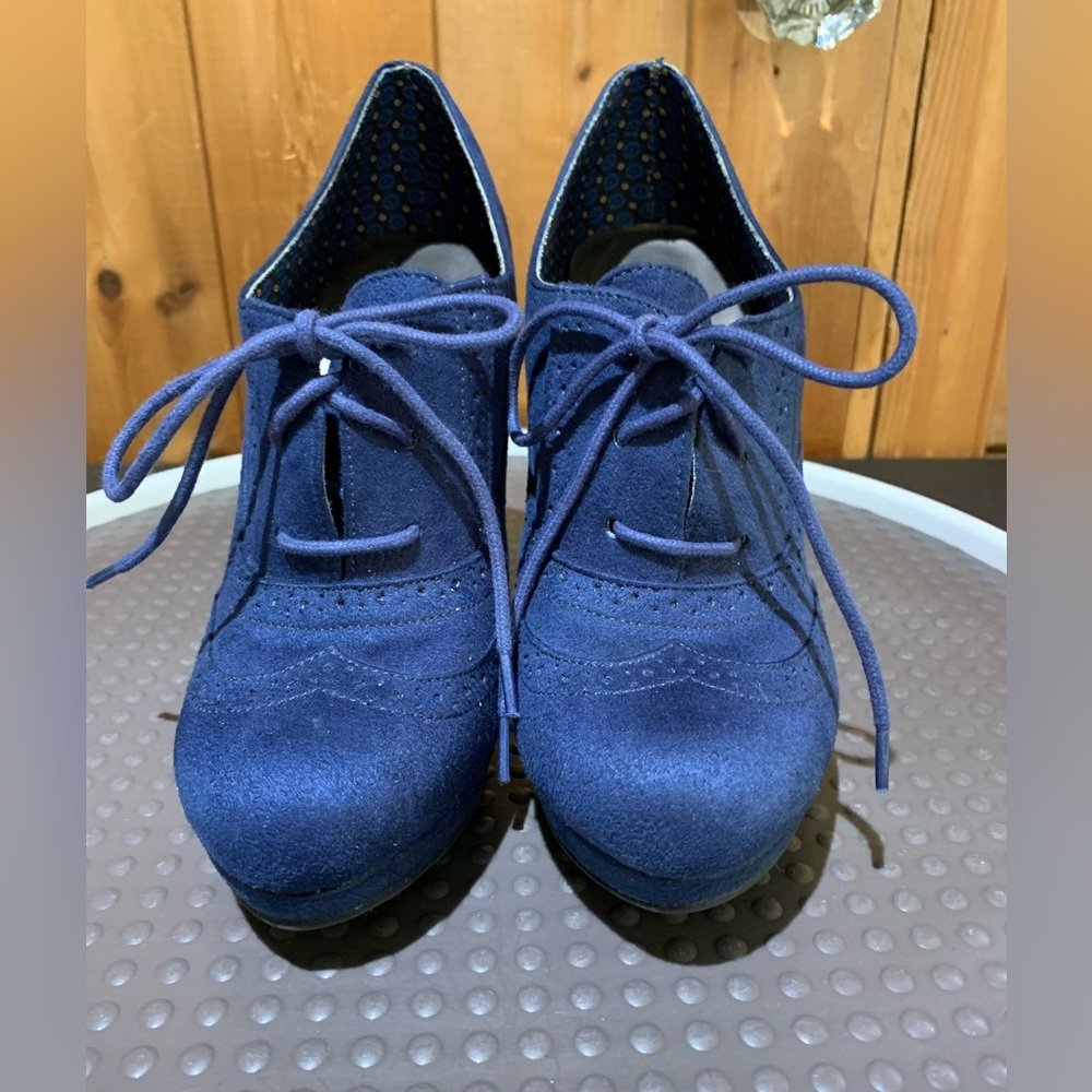 Fioni Manmade Blue Suede Heels size 8.5 Lace Ups Like New, tried on EUC